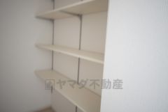 キッチンに設けられたパントリー。備蓄品や大きなお皿、使用頻度の少ない調理器具などの収納に便利です。