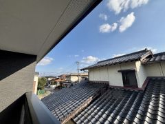 眩しすぎる日差しも和らげていますが日当たり良好です。お洗濯物がよく乾きそうですね。椅子やテーブルを置けばくつろぎ空間になりますね。