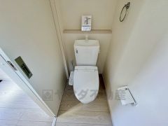 ウォシュレット付きトイレです。1階2階の2ヶ所にトイレがあるので、忙しい朝にもゆとりができますね＾＾