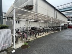 大切な自転車を守れるよう屋根付きの自転車置き場になっております。