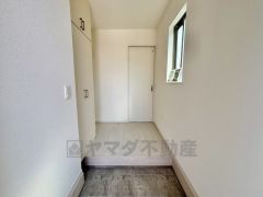 玄関扉から光の差し込む明るい玄関です。 たっぷり収納できるシューズボックス付きなので、家族全員の靴がきれいに整頓できます。