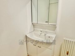 洗面台、洗濯機置き場、バスルームが連なっている、生活導線の考えられた作りになっています。 窓付きなので換気もしっかりできます＾＾