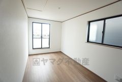 バルコニーに面した陽当たりの良い洋室です＾＾