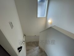 小さなお子様やご高齢の方でも安心できる、手すり付き階段。段差も低めで設定されており、安全性にも優れています。