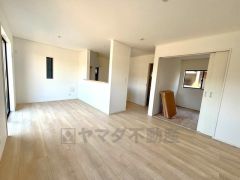 大きな掃き出し窓のあるリビングは、陽光あふれる明るい空間です。ゆったりと寛げる憩いの場となりそうです。