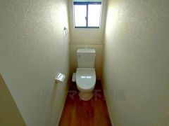 温水洗浄機付トイレです。節水機能もあるので、安心して使えますね。