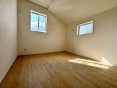 大きめのクローゼットがついた使いやすい洋室です。