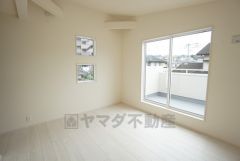 バルコニーに面した陽当たりの良い洋室です＾＾