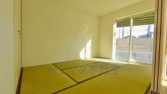 掃き出し窓には、電動で開閉できるシャッターがついています 電動なので寒い冬も便利です リビングに隣接する和室は、とても使い勝手がよく客間や小さいお子様の遊びのスペースとしても＾＾