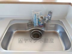 大きなお鍋も楽々洗える幅の広いシンクです＾＾ステンレスシンクなので簡単にお掃除できますよ。洗剤やスポンジもすっきりできる収納付き。