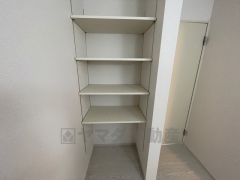 便利な洗面室収納。散らかりがちなバスタオルや清掃用品、化粧品や予備のシャンプー等もきれいに整頓できますね。