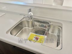 広々としたステンレスシンクには、洗剤やスポンジを収納出来るラック付き。広さも確保しているので、大きなお鍋も洗いやすいです。