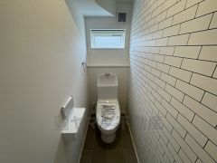 温水洗浄機付トイレです。トイレは2ヶ所設けられているので、来客時にも気兼ねなく使えますね。小窓付きで換気も出来ます。
