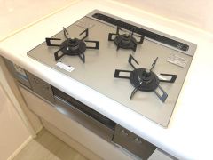 3種類の料理が同時に調理できる、3口ガスコンロ。忙しい夕食の支度時間が短縮できて効率よくお料理が楽しめます。