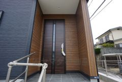 家の顔となる玄関扉がかっこいいと、たくさんの人を招き入れたくなりますね＾＾