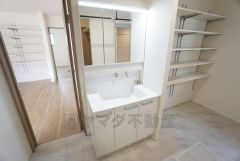 三面鏡にハンドシャワー付きで使いやすい洗面台です＾＾鏡裏と洗面ボウル下に収納付きの洗面台なので、整理整頓ができスッキリと使えます＾＾