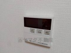 キッチン横からお湯張り、追い炊き、足し湯がボタン一つで楽々操作できる給湯機リモコンです＾＾忙しい夕飯の準備の時間帯に重宝しますね。