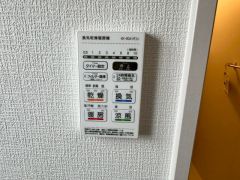浴室暖房乾燥機付き。天候に左右されず、いつでも好きなときに洗濯物を干せるので、仕事や家事で忙しい方に重宝します。