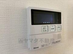 キッチン横から温度調節など楽々操作できる給湯器リモコンです＾＾忙しい夕飯の準備の時間帯に重宝しますね。