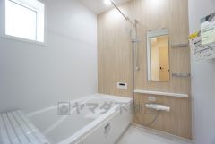 1日の疲れを癒すくつろぎのバスルーム。足を伸ばしてもゆったりと入れるサイズです。お子様と一緒にお風呂に入っても狭くないですね＾＾