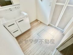 洗面台、洗濯機置き場、バスルームが連なっている、生活導線の考えられた作りになっています。