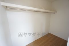 大容量のウォークインクローゼット。季節ごとのお洋服全てを収納できるので、手間のかかる衣替えも楽になりますね＾＾