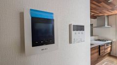 お風呂のお湯張りや給湯の温度調整、追い炊きがボタンで楽々操作できる給湯機リモコンと、部屋の中にいながら訪問者の確認ができるTVモニター付きインターフォンがキッチン近くに設置されています＾＾