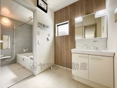 洗面台、洗濯機置き場、バスルームが連なっている、生活導線の考えられた作りになっています。