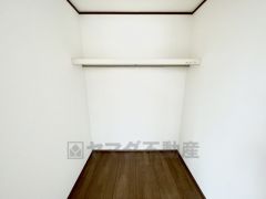 ウォークインクローゼット付き＾＾ハンガーパイプ下にボックスを置いて、枕棚を活用して、たっぷりと収納できそうです＾＾