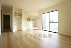 大きな掃き出し窓のあるリビングは、陽光あふれる明るい空間です。ゆったりと寛げる憩いの場となりそうです。