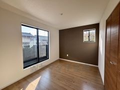 バルコニーに面した陽当たりの良い洋室です＾＾爽やかな風を感じて起きる朝は、快適生活の始まりに。