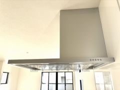 コンロ上には換気扇完備＾＾すぐ横に小窓が設けられているので、換気扇と合わせてWで換気できます＾＾