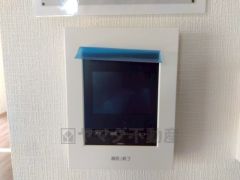 防犯性もばっちり、TVモニター付きインターホン完備。大きなモニターで玄関先を確認できます。録画機能が付いているので不在時の訪問者も確認できて安心です＾＾