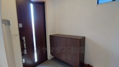 たっぷり収納できるシューズボックスです。家族全員の靴がきれいに整頓できます。棚の上にお花や写真を飾っても良いですね。