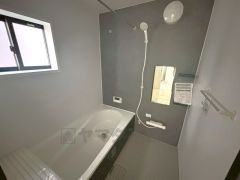 1日の疲れを癒すくつろぎのバスルーム。足を伸ばしてもゆったりと入れるサイズです。