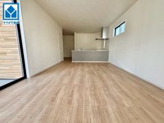 大きな掃き出し窓のあるリビングは、陽光あふれる明るい空間です。ゆったりと寛げる憩いの場となりそうです。