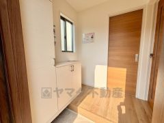 玄関扉から光の差し込む明るい玄関です。 たっぷり収納できるシューズボックス付きなので、家族全員の靴がきれいに整頓できます。