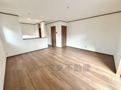 家族が集まる開放的なリビング。約17帖の大空間で毎日のお食事が楽しみです＾＾思い思いの時間を過ごしたり、家族みんなで食事をしたり、素敵な団らんの場になりますね。