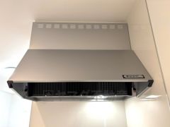 コンロ上には換気扇完備＾＾すぐ横に小窓が設けられているので、換気扇と合わせてWで換気できます＾＾