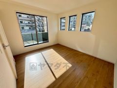 2面採光を確保した爽やかな風を感じて起きる朝は、快適生活の始まりに。 バルコニーに面していて日当たりがよく、寝室としての利用もおすすめです＾＾