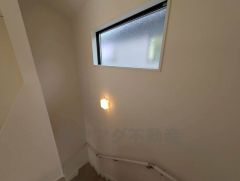 手すり付き階段。窓が付いているので日中明るいです。