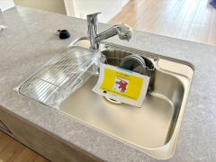 大きなお鍋も楽々洗える、幅が広いシンク。 洗剤や石鹸、スポンジもすっきりできる収納付き。浄水器が一体化した水栓シャワーが付いているので、節水効果もありますね＾＾