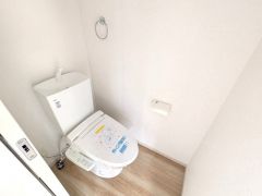 ウォシュレット付きトイレです。1階2階の2ヶ所にトイレがあるので、忙しい朝にもゆとりができますね＾＾ 温水洗浄便座リモコン付き。
