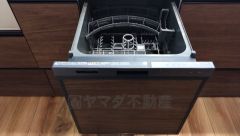 家事の時間が短縮できるフルオープンで開けやすい食器洗い乾燥機付。食事後に家族とのくつろぎタイムをしっかり取れます。