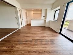 家族が集まる開放的なリビング。思い思いの時間を過ごしたり食事をしたり、素敵な団らんの場になりますね。