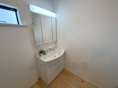 三面鏡にハンドシャワー付きで使いやすい洗面台です＾＾鏡裏と洗面ボウル下に収納付きの洗面台なので、整理整頓ができスッキリと使えます＾＾