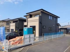 カースペースは3台分確保。ご夫婦で1台ずつ所持されているご家庭も、来客時も安心