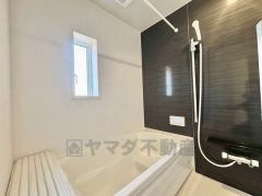 1日の疲れを癒すくつろぎのバスルーム。足を伸ばしてもゆったりと入れるサイズです。お子様と一緒にお風呂に入っても狭くないですね＾＾