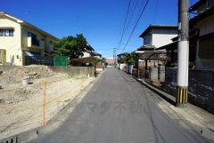 前面道路は南側、約4.6ｍの公道に面しています。