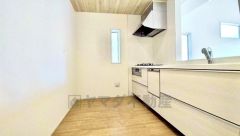 収納も、作業スペースも広々と設けられた使いやすいシステムキッチンです＾＾カウンターキッチンなので、ご家族と会話をしながら楽しくお料理ができます＾＾